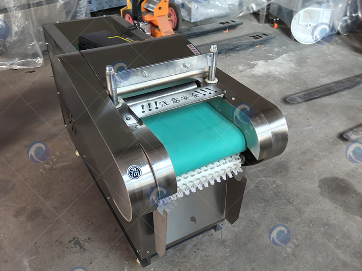 Машина для нарезки овощей Taizy, используемая на заводе по переработке овощей в Сербии