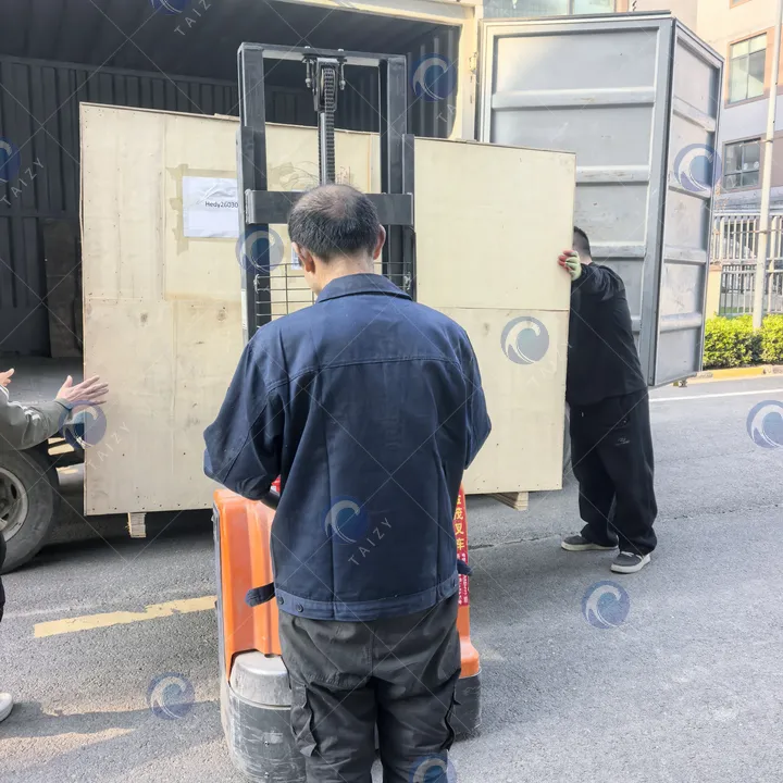 Загрузка машины для сухой очистки чеснока