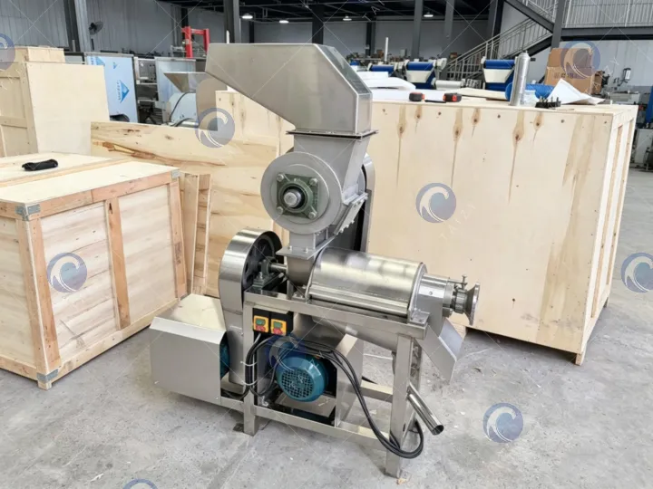 Crushing screw juicer