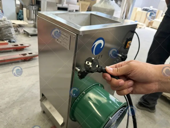 Garlic splitting machine for garlic processing