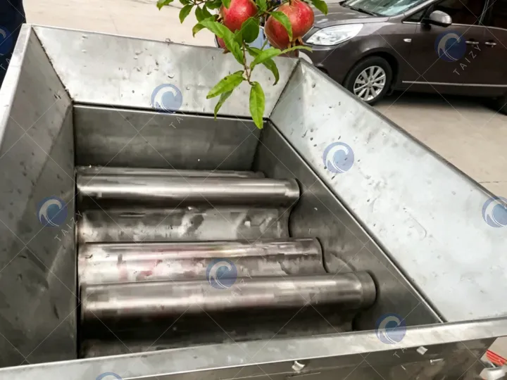 Roller curshing of pomegranate peeling machine
